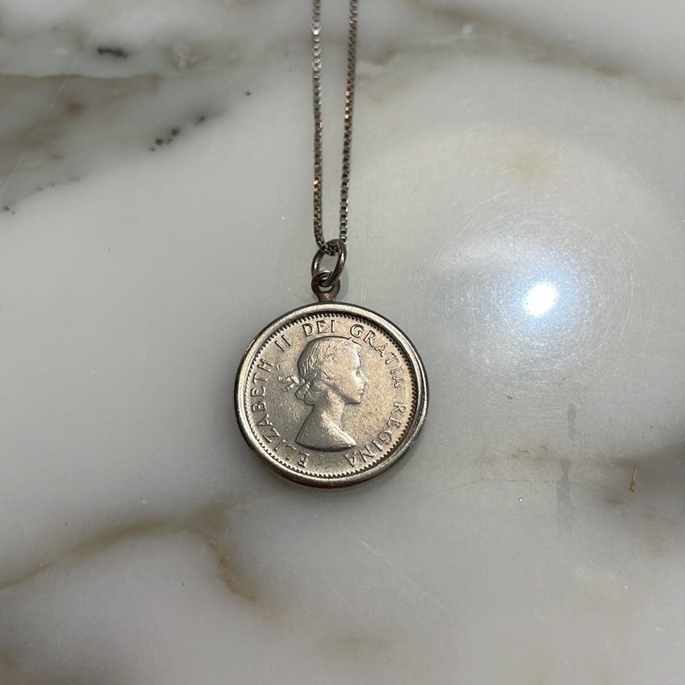 Queen Elizabeth II 1964 Canadian Coin—Sterling Silver Chain/Clasp—Great Cond!! - Picture 2 of 6